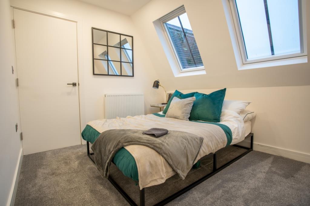Lot: 98 - TWO-BEDROOM APARTMENT IN POPULAR WEST END OF FOLKESTONE -